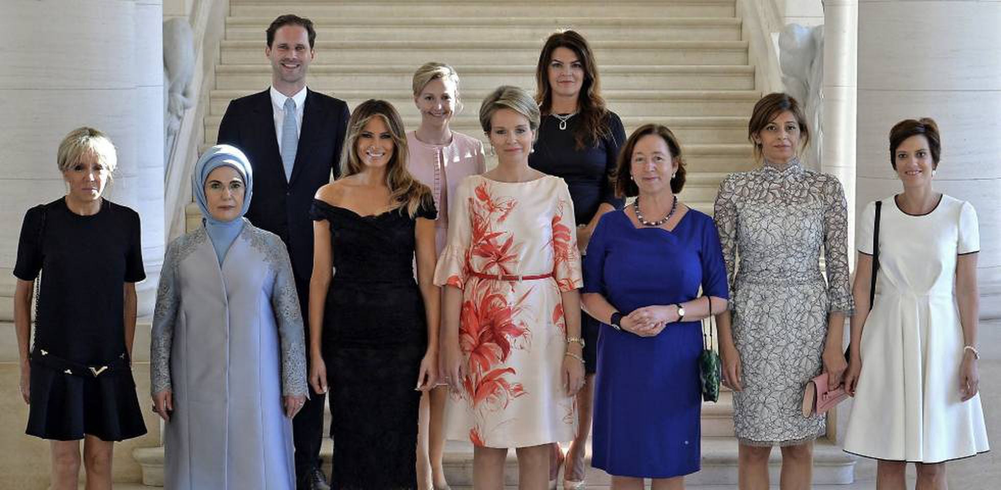Gauthier Destenay, en la segunda fila, rodeado de las primeras damas en la cumbre de la OTAN en Bruselas, en 2017.