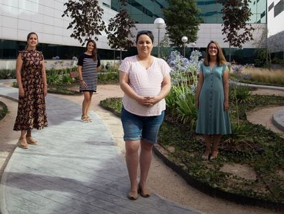 De izquierda a derecha, Elena Sánchez, Beatriz Fernández, Lucía Peigneux y Laura Gamella en uno de los jardines internos del Hospital Universitario Puerta de Hierro, en Majadahonda (Madrid).