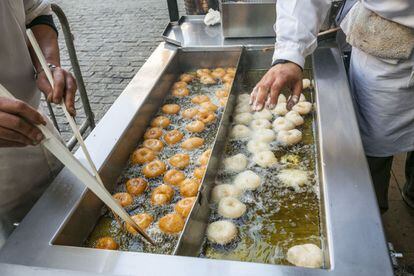 Un puesto de buñuelos, considerado el dulce más típico de las fiestas. Se suele tomar acompañado de chocolate.