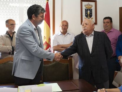 El alcalde socialista de Taboadela, Álvaro Vila (izquierda), saluda al que fue regidor durante 47 años, Manuel Gallego.