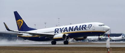 Un avión de Ryanair aterrizando en el aeropuerto de Riga.