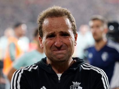 El entrenador del Osasuna, Jagoba Arrasate, llora emocionado al ver la reacción de la afición a la derrota en la final de la Copa del Rey.