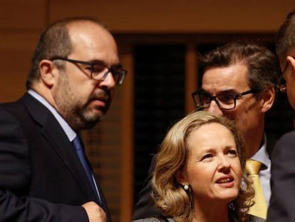 La ministra de Econom&iacute;a del Gobierno espa&ntilde;ol, Nadia Calvi&ntilde;o (c), conversa con el vicepresidente de la Comisi&oacute;n Europea responsable de estabilidad financiera, Valdis Dombrovskis, en Luxemburgo.