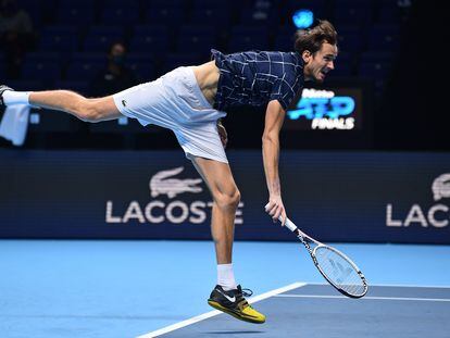 Medvedev sirve, anoche frente a Schwartzman en el O2 de Londres.