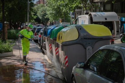 Un operario de limpieza del servicio municipal desinfecta contenedores en Barcelona, durante la pandemia de 2020.