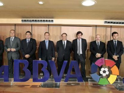 El presidente de la LFP, Javier Tebas, en el centre, con los presidentes de los clubes ascendidos a Primera y Segunda. 