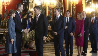 Los Reyes saludan al entonces secretario general del PSOE, Pedro Sánchez, en la recepción ofrecida en 2017 con motivo del Día de la Fiesta Nacional.