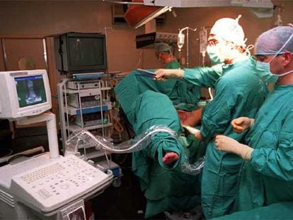 Un equipo de médicos opera a un paciente en el quirófano de un hospital.