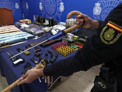 Un bastón-puñal incautado a la organización criminal que regentaba el mayor punto de venta de droga en la Cañada Real Galiana de Madrid.