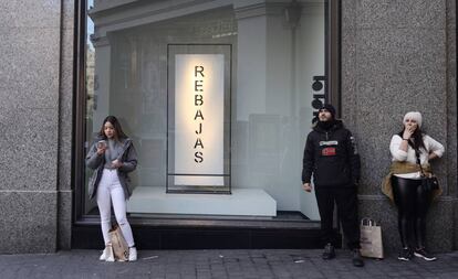 Tiendas con anuncios de rebajas, en Gran Vía (Madrid).