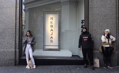 Tiendas con anuncios de rebajas, en Gran Vía (Madrid). 