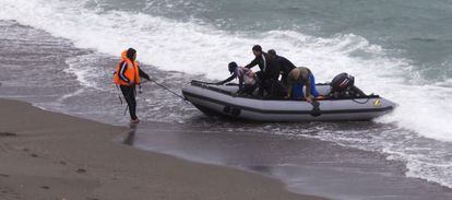 Los soldados marroqu&iacute;es trasladaron a los inmigrantes que pretend&iacute;an cruzar a Ceuta a nado.