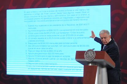 López Obrador proyecta una lista con los "privilegios" de los ministros de la SCJN, durante su conferencia matutina de este jueves.