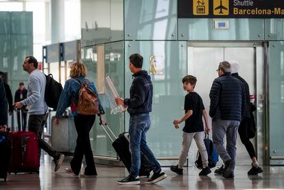 Embaladores ofrecen sus servicios a los vajeros, en la T1 del aeropuerto.