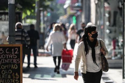 Varias personas caminan por una zona de ventas informales en Buenos Aires, el pasado 23 de marzo.