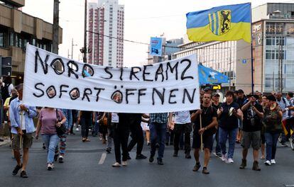 Manifestantes de extrema derecha llevan una pancarta en la que se lee: "Abrid el Nord Stream 2 inmediatamente", en Leipzig, el 5 de septiembre. 