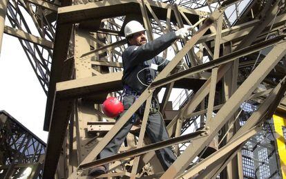 Repintado de la Torre Eiffel.