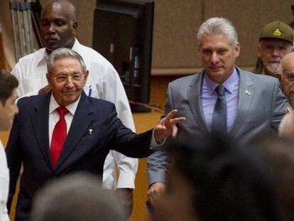 El expresidente Raúl Castro llega a la Asamblea Nacional de Cuba con Miguel Díaz-Canel, nombrado presidente este jueves.