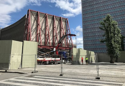 Trabajos de retirada del mural 'Los pescadores', colocado en la fachada del Bloque Y del complejo de edificios gubernamental de Oslo.