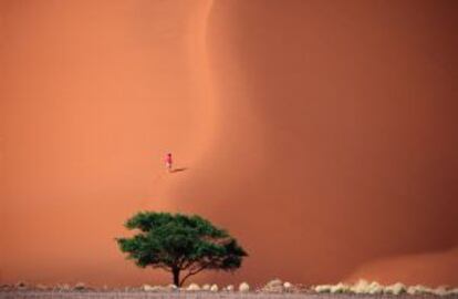 Ascendiendo una de las dunas de Sossusvlei, en Namibia.