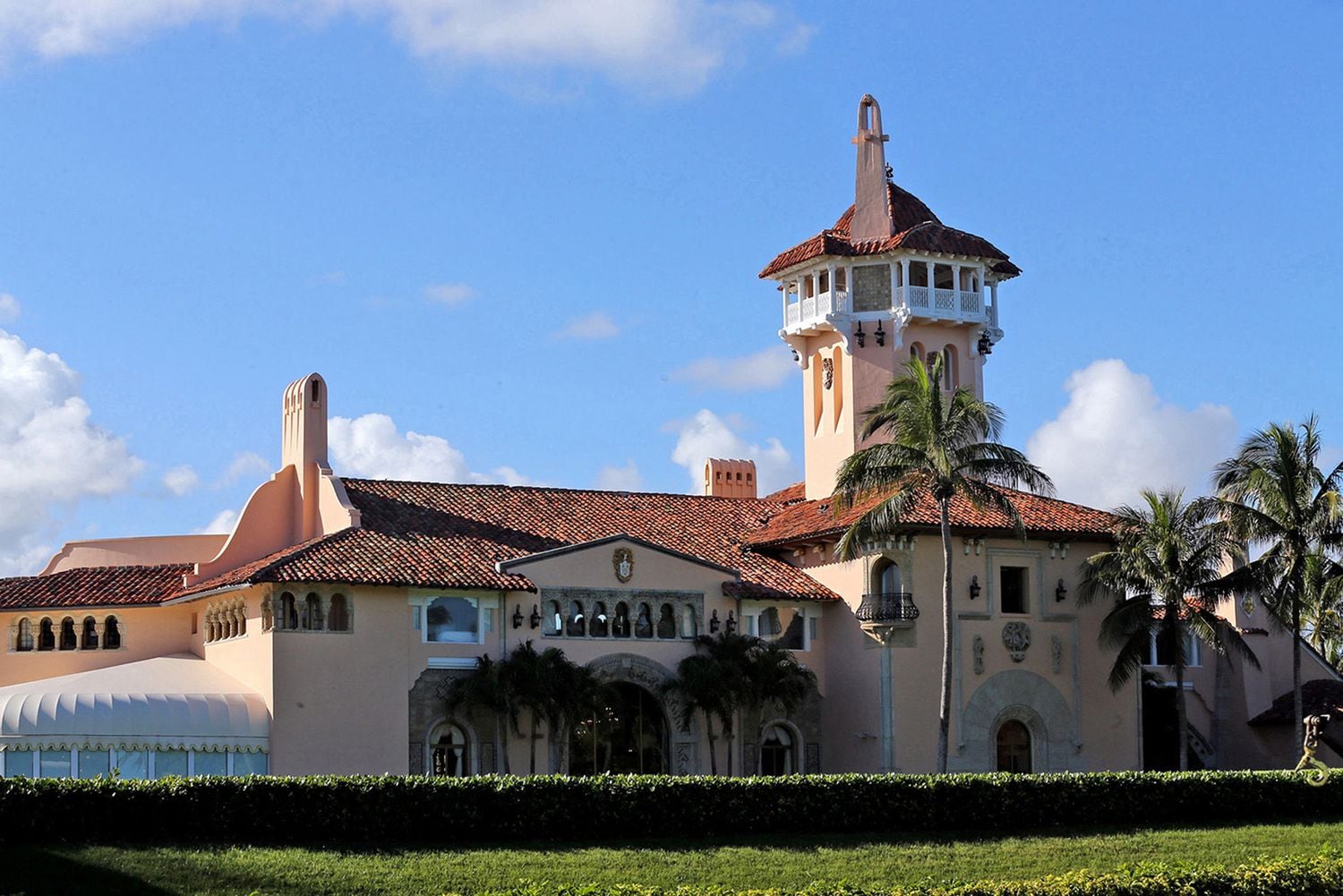 “Donald Trump nunca sale de este lugar ni de su campo de golf. Tampoco sale a cenar a casa de nadie", nos explica Laurence Leamer, residente de Palm Beach, cronista y escritor especializado en política y sociedad estadounidense.