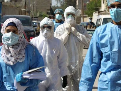 Un grupo de médicos acude en Bagdad al barrio de Ciudad Sadr para atender a los contagiados por el coronavirus.