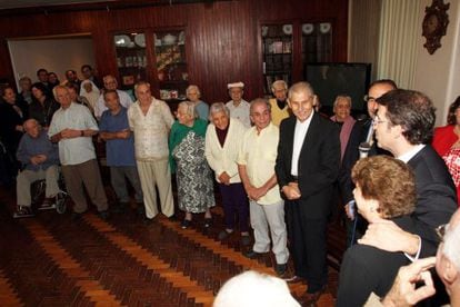Feijóo (derecha), con los socios de la Peña Galega de la Casa de España en Río (Brasil).