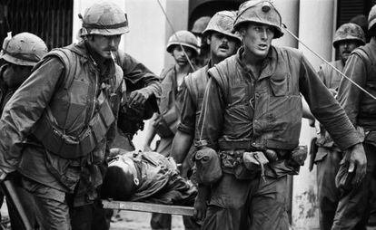 Marines transporten un soldat ferit al Vietnam el 1963.