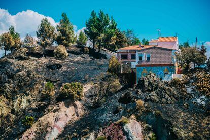 Vista de una casa de Bejís situada en lo alto de una colina fue cercada por el fuego