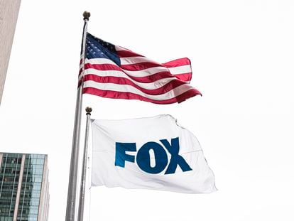 Dos banderas ondean fuera de las oficinas de Fox News en Nueva York, el pasado miércoles.