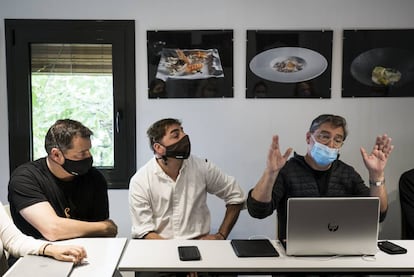 Los tres hermanos Roca, Josep, Jordi y Joan, en una reunión antes de reabrir El Celler de Can Roca.