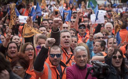 Unas 3.000 personas participaron hoy en una concentración en Algeciras (Cádiz) en apoyo a los estibadores.