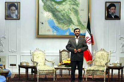Ahmadineyad posa entre los retratos del líder de la revolución, el ayatolá Jomeini (izquierda), y el del actual dirigente supremo, el ayatolá Alí Jamenei.