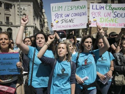 Trabajadoras de Educación Infantil en huelga se manifiestan en Barcelona. En vídeo, los educadores infantiles salen a las calles para exigir mejores condiciones laborales.
