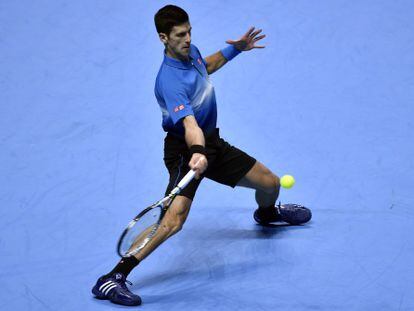 Djokovic devuelve la pelota en el duelo contra Nishikori.