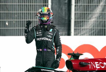 Lewis Hamilton celebra haber ganado la pole en Qatar.