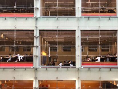 Alumnos se examinan de las PAU en la UPF de Barcelona.