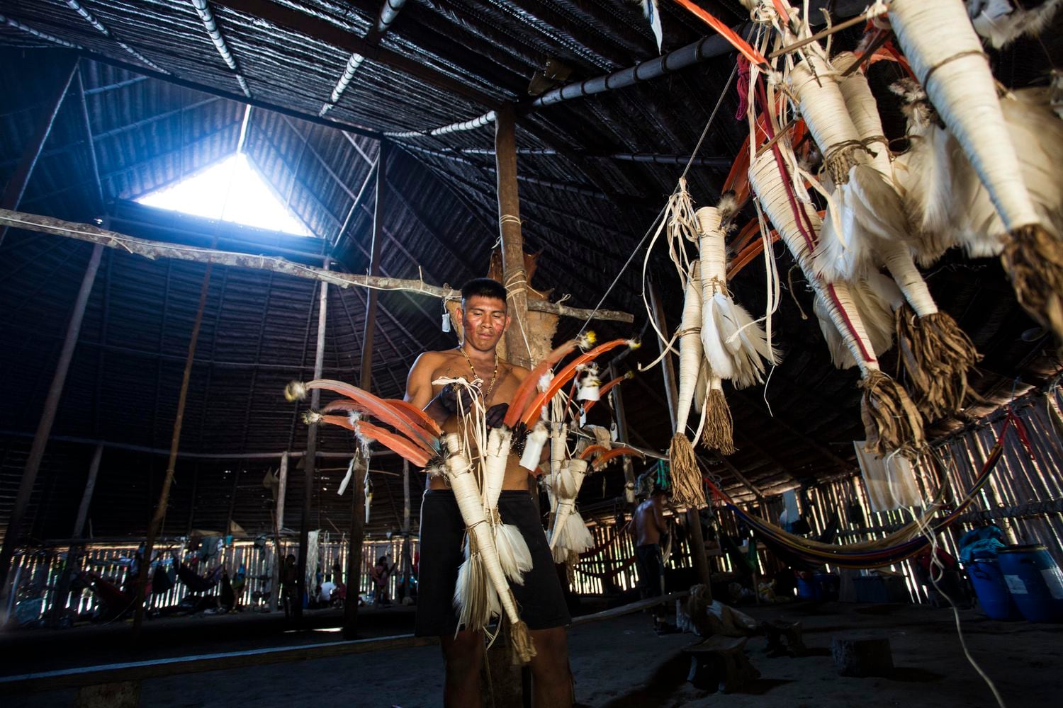 Un varón indígena del resguardo Yaigojé Apaporis alista un traje tradicional para realizar un ritual amazónico.