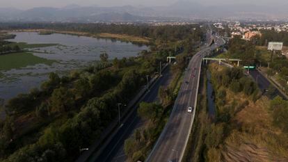 Humedal de Xochimilco localizado bajo el Puente Periférico Sur-Oriente.