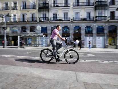 Un usuario de Bicimad pedalea por la Puerta del Sol de Madrid. 