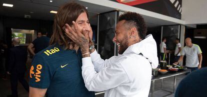 Neymar saluda a Filipe en su visita a la selección.