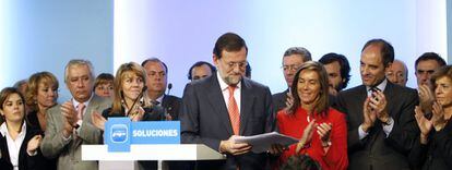 Ana Mato junto a Mariano Rajoy y los demás miembros del Comité Ejecutivo Nacional durante la rueda de prensa ofrecida para analizar la situación del partido tras la investigación del juez Baltasar Garzón por una supuesta trama de corrupción en empresas vinculadas al PP el 11 de febrero del 2009