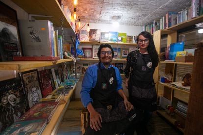 Fernando Vera y Tania Navarrete en Navegui, una librería en el local de un mercado tradicional en Nezahualcóyotl (Estado de México), este jueves.