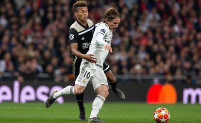 Luka Modric disputa un balón con David Neres durante el Madrid-Ajax de Champions.