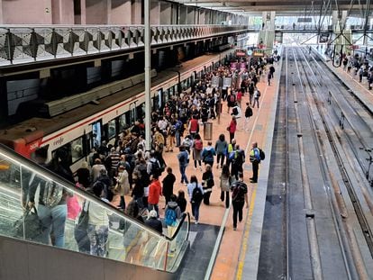 Decenas de personas esperan para montarse en un tren de Cercanías, este miércoles en Atocha.