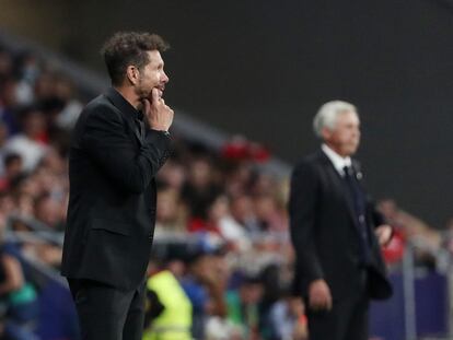 Diego Pablo Simeone, durante el partido frente al Real Madrid este domingo, con Carlo Ancelotti de fondo.