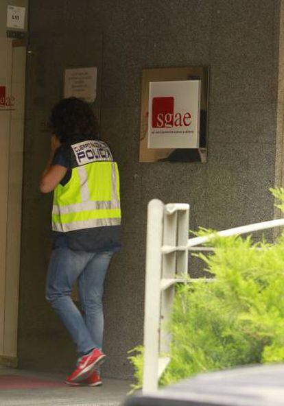 Efectivos policiales en la sede de la SGAE en Madrid, este martes.
