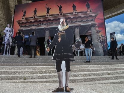 Figura de cartón de Miguel de Cervantes Saavedra, en el acceso principal del Auditorio del Estado de Guanajuato, durante le presentación de la edición 50 del FIC.