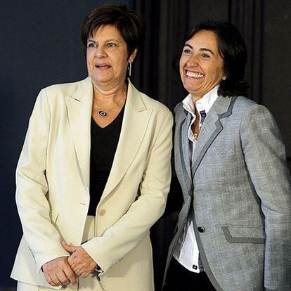 Josefina Cruz, nueva consejera de Obras Públicas, posa con Rosa Aguilar, tras prometer el cargo.