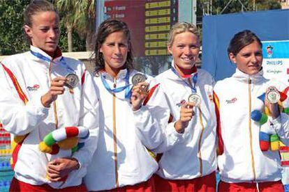 El equipo femenino español de 4x100 muestra sus medallas.